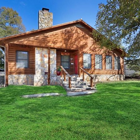 Wimberley Log Cabins Resort And Suites- The Oak Lodge Exterior photo