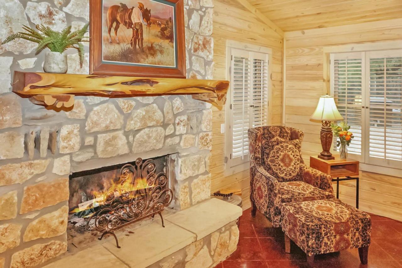 Wimberley Log Cabins Resort And Suites- The Oak Lodge Exterior photo