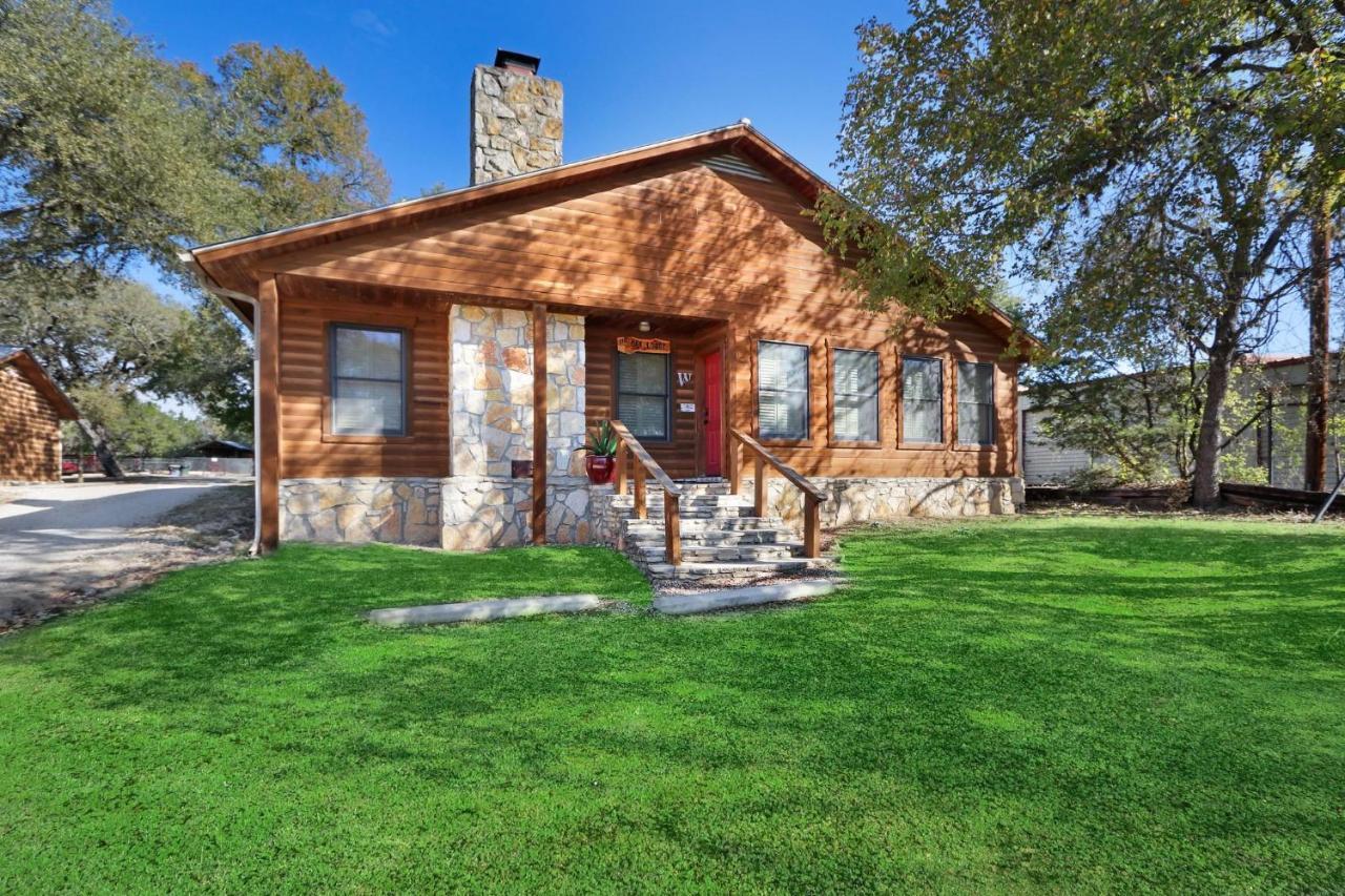 Wimberley Log Cabins Resort And Suites- The Oak Lodge Exterior photo